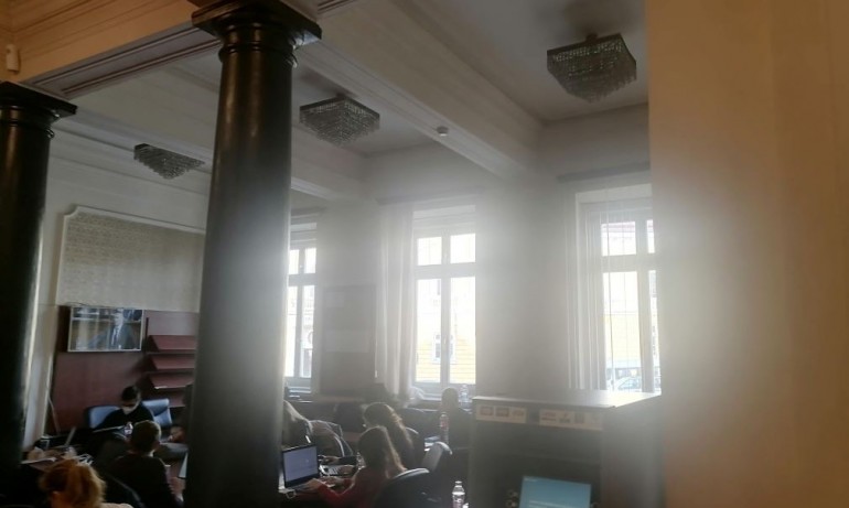 Заради високите сметки за ток: Народното събрание също остана частично на тъмно (СНИМКИ) - Tribune.bg