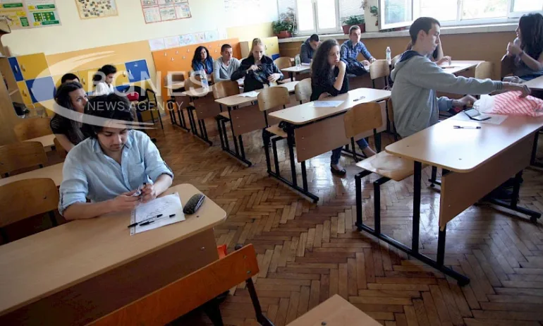 Близо 600 учители и университетски преподаватели ще оценяват матурите - Tribune.bg
