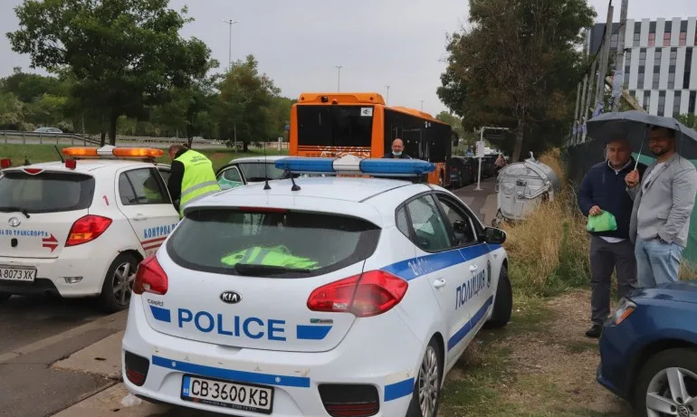 Автобус се запали в движение и удари три автомобила в София - Tribune.bg