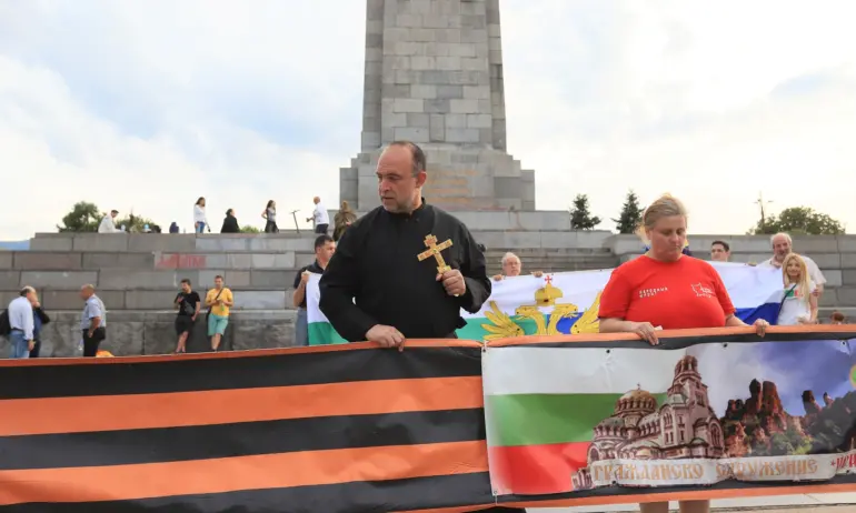 С огради изолират палатковия лагер, бранещ МОЧА. Започва проучване за премахването на паметника - Tribune.bg