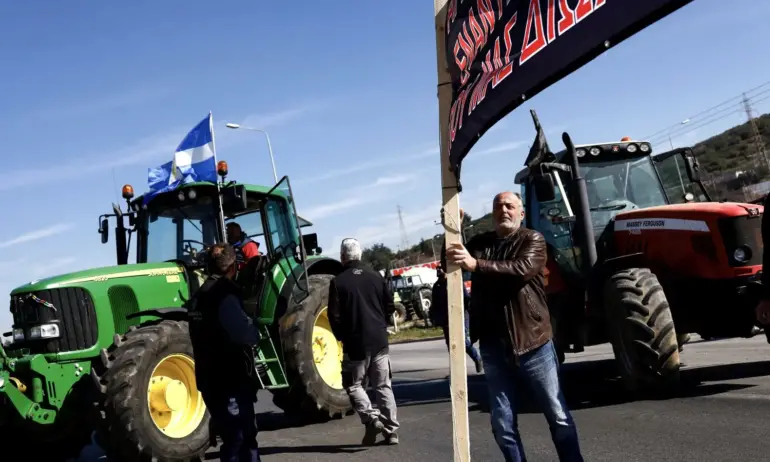 Гръцките фермери продължават с пътните блокади - Tribune.bg