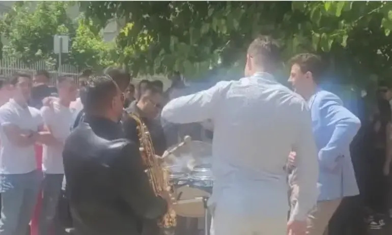 Не е сватба: Зрелостници от елитна гимназия в София си направиха изпращане с оркестър (ВИДЕО)