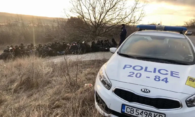 Задържаха 50 мигранти на главен път в Бургаско - Tribune.bg
