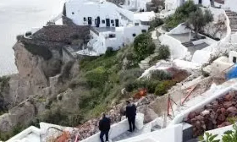 Учени разкриха какво е предизвикало рояка от земетресения на Санторини - Tribune.bg