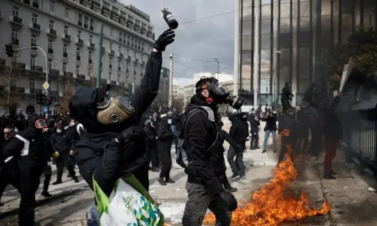 Протестите в Гърция извън контрол: Насилие, ранени и арести - Tribune.bg