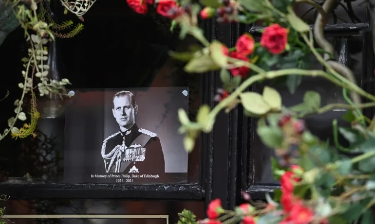 Изпращат принц Филип с топовни салюти, поклонението му ще бъде в тесен кръг - Tribune.bg