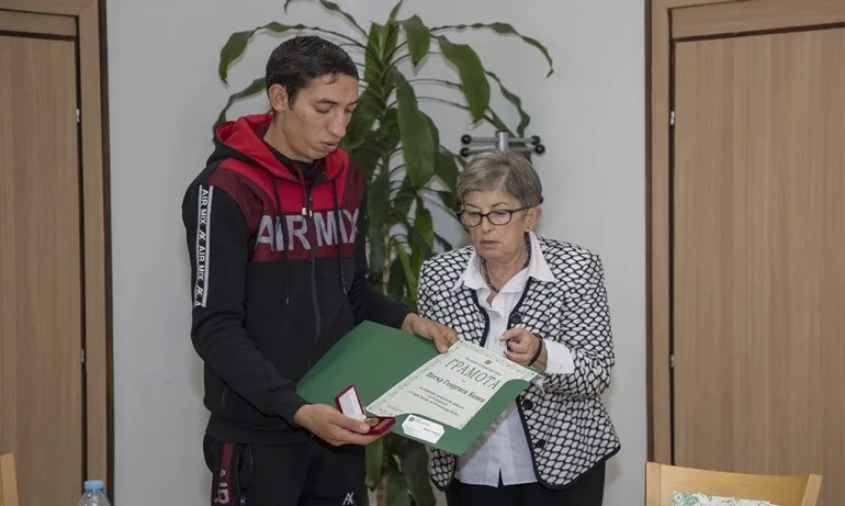 Грамота и 2000 лв. награда за спасителя на момичето от влака Пловдив-Варна - Tribune.bg