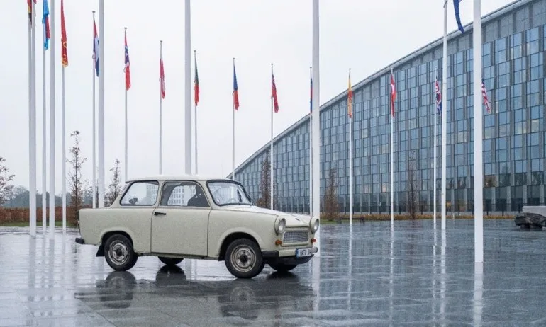 Копие на трабанта на Паси е изложен пред щабквартирата на НАТО - Tribune.bg