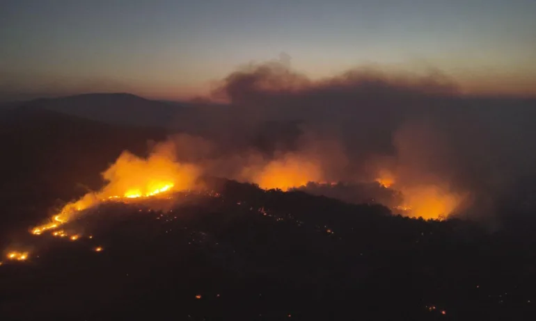 Три самолета, хеликоптер и десетки пожарникари гасят нов пожар край Сунгурларе - Tribune.bg