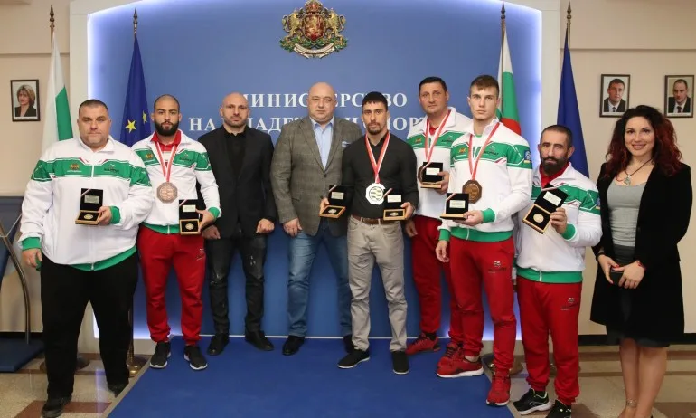 Медалистите от Световното първенство по ММА получиха почетни плакети от министър Кралев - Tribune.bg
