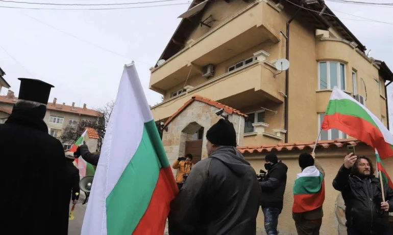 Борисов за протеста пред дома му: Внуците реват, пазителите на демокрацията тормозят децата ми - Tribune.bg