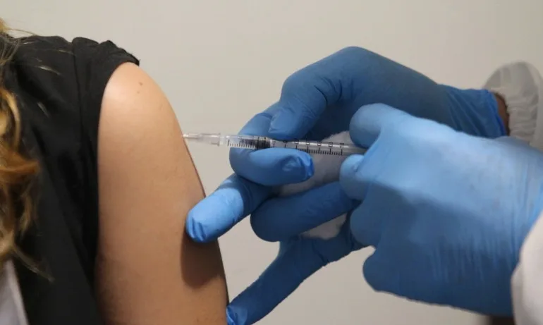 Болничната асоциация иска неваксинираните да плащат част от лечението си - претоварват здравната система - Tribune.bg