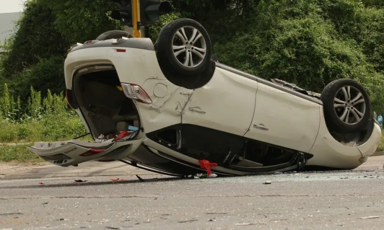 Мъж без книжка се удари челно в дърво и загина - Tribune.bg