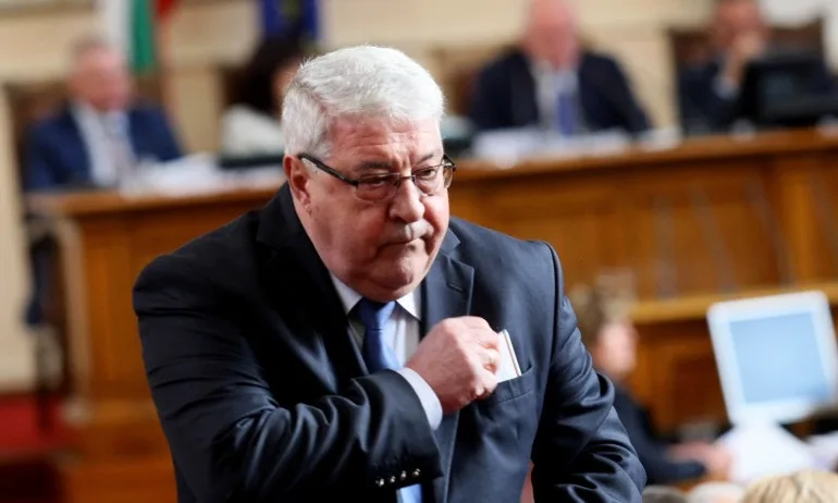 Спас Гърневски за Манолова: В червената предизборна Одисея показно и арогантно се хвърля червен кадър - Tribune.bg