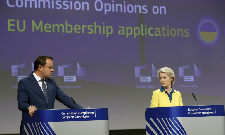 Медведев обиди Урсула фон дер Лайен на специалист по раждане - Tribune.bg