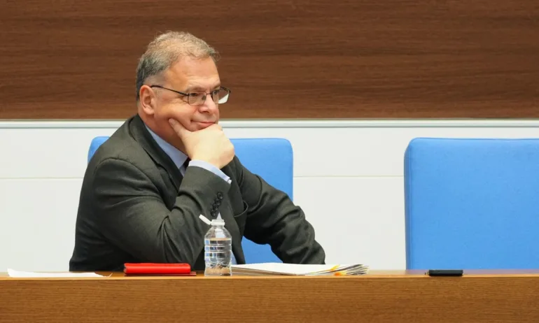 Юлиан Попов: Правителството ще провери защо горивата поскъпват толкова бързо - Tribune.bg