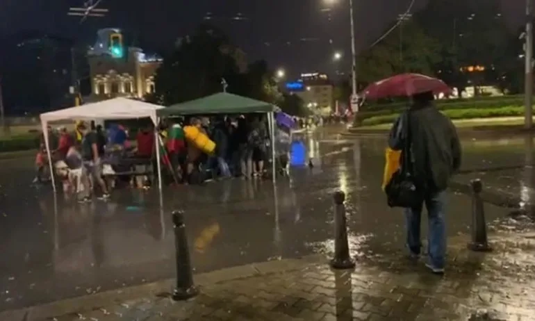 Да, България се похвалиха: Хиляди в дъжда искат оставка - Tribune.bg