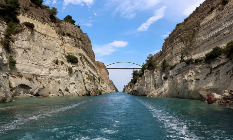 Свлачище блокира Коринтския канал - Tribune.bg