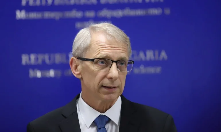 Денков се обяви за диференцирани мерки срещу COVID-19 в училищата - Tribune.bg