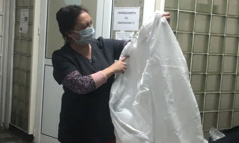 Общинските съветници от ГЕРБ и СДС дариха 100 защитни облекла на Инфекциозното отделение в Добрич - Tribune.bg