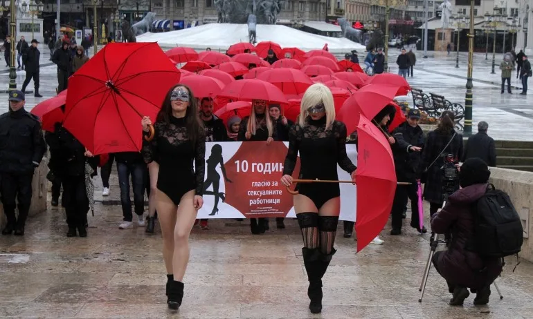 Македонските проститутки излязоха на шествие, настояват да работят законно - Tribune.bg