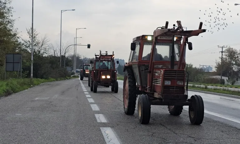 Очаква се гръцките фермери и днес да продължат блокадата на Кулата - Промахон - Tribune.bg