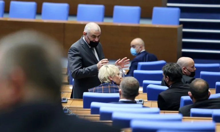Напрежение в парламента, социалист застана на трибуната и отказа да слезе - Tribune.bg