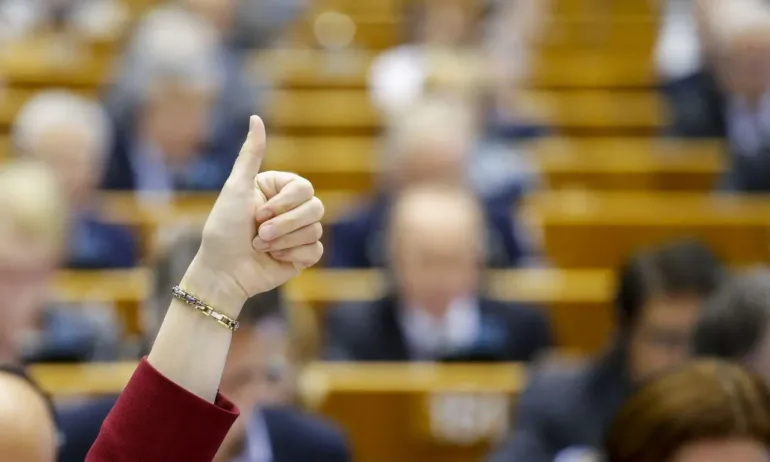 Сигналите между депутатите: Легитимна практика по цял свят, комуникация, а не принуда - Tribune.bg