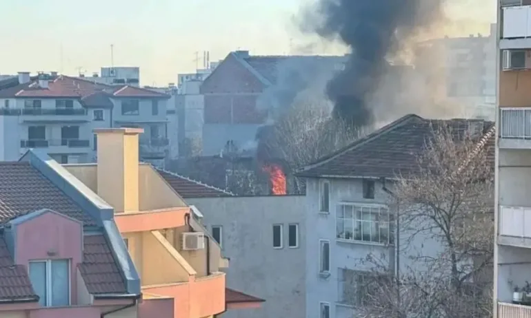 Овъглен труп на 40-годишен мъж беше открит след пожар в жилищна сграда в Пловдив - (ОБНОВЕНА/СНИМКИ) - Tribune.bg