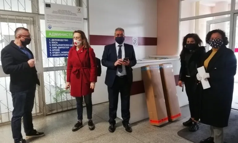 Депутати от ГЕРБ дариха апарати за пречистване на въздуха на УМБАЛ-Бургас - Tribune.bg