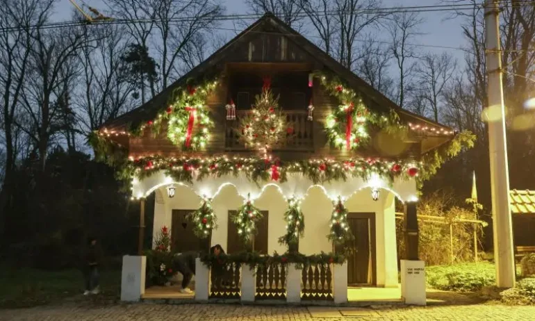Известната за софиянци спирка Вишнева в кв. Лозенец грейна празнично - Tribune.bg