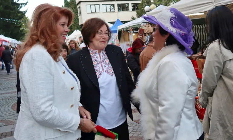 Вицепрезидентът Йотова посети фестивала на сливата - Tribune.bg