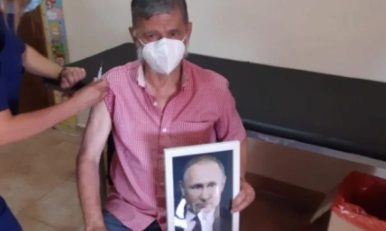 Кмет на аржентински град се ваксинира с портрет на Путин в ръце - Tribune.bg