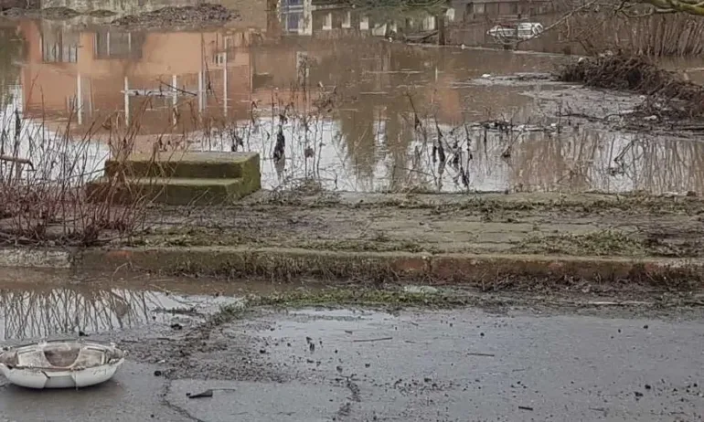 И Трилистник е под вода, тече евакуация - Tribune.bg
