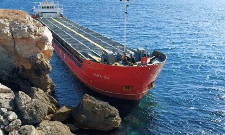 Сачева за кризата със заседналия кораб: Правителствения екип е на път да направи екологична криза - Tribune.bg