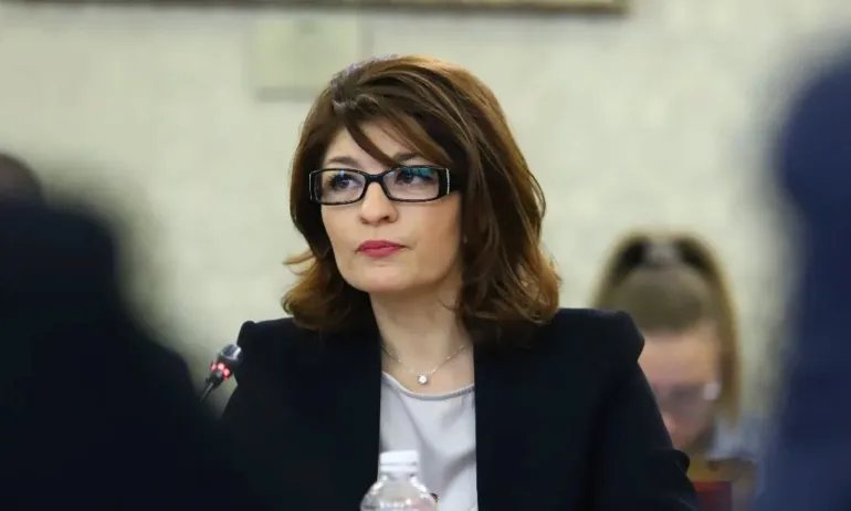 Десислава Атанасова към ПП и ДБ: Преди втория мандат има първи - Tribune.bg