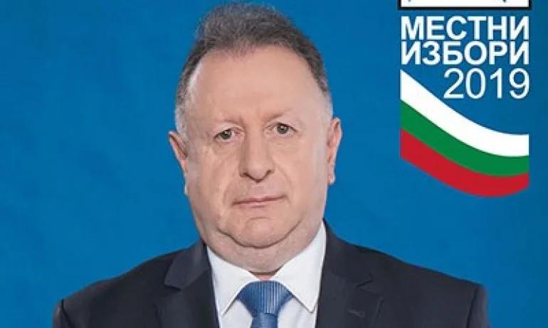 В. Струма: Новият площад в Якоруда се руши 2 месеца след завършването си, докато кметът чака служебно Porsche - Tribune.bg