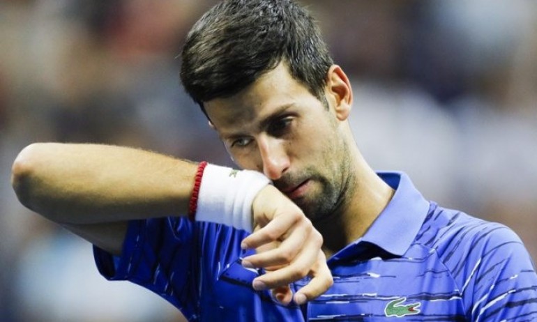 Скандал с Джокович, задържаха го на летището в Мелбърн - Tribune.bg