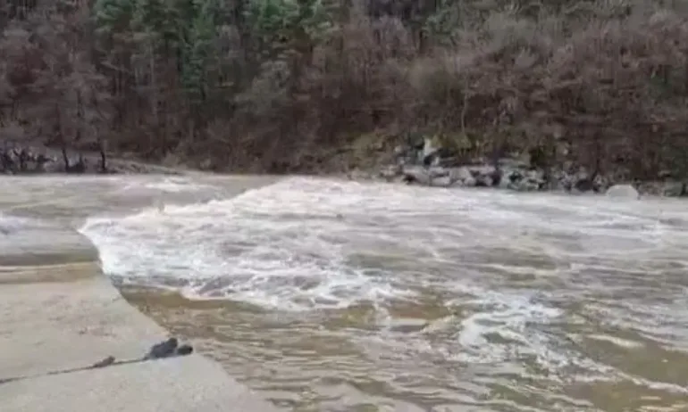 Шест села са откъснати от света, след като р. Арда заля мост - Tribune.bg