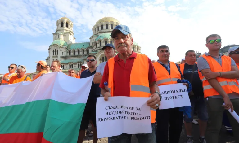 Пътните строители на протест – блокади и задръствания в различни точки на страната (СНИМКИ) - Tribune.bg