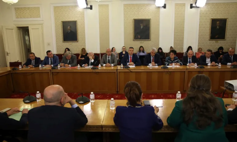 ГЕРБ-СДС на среща с БСП – социалистите не приемат 3% дефицит - Tribune.bg