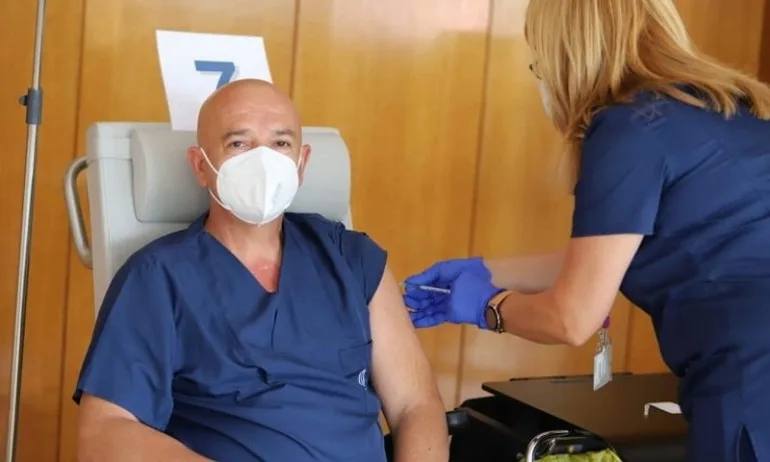 Проф.Мутафчийски и негови колеги от ВМА си поставиха трета доза ваксина - Tribune.bg