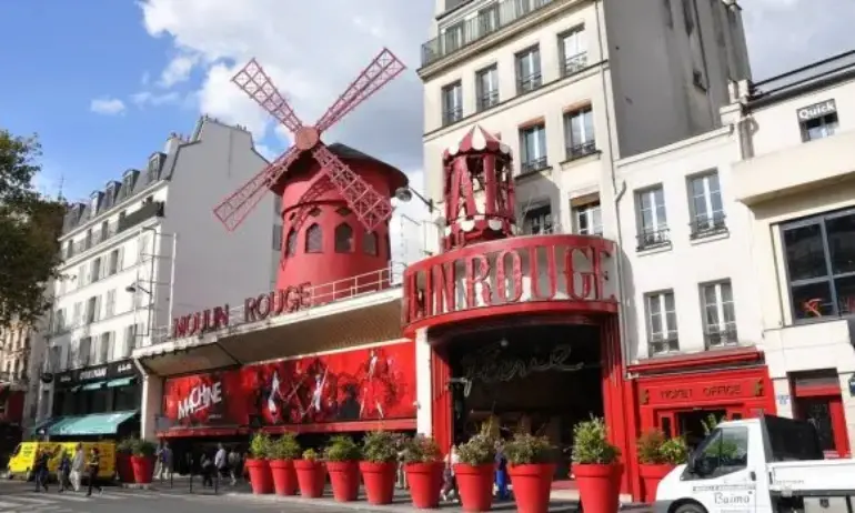 Сложиха новите перки на Мулен Руж в Париж - Tribune.bg