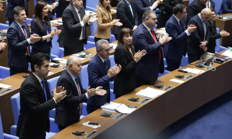 Окончателно: Промените в Конституцията са приети и на трето гласуване (ОБНОВЕНА) - Tribune.bg