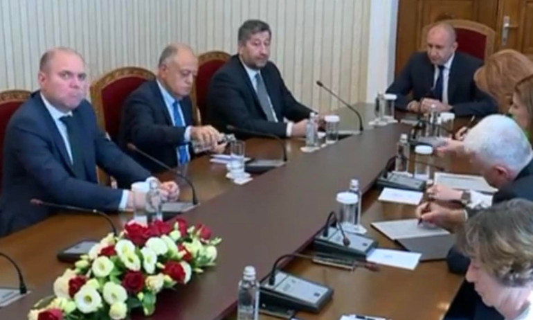 ДБ при Радев: Всички играят на лагери, важно е да се състави кабинет с първия мандат - Tribune.bg