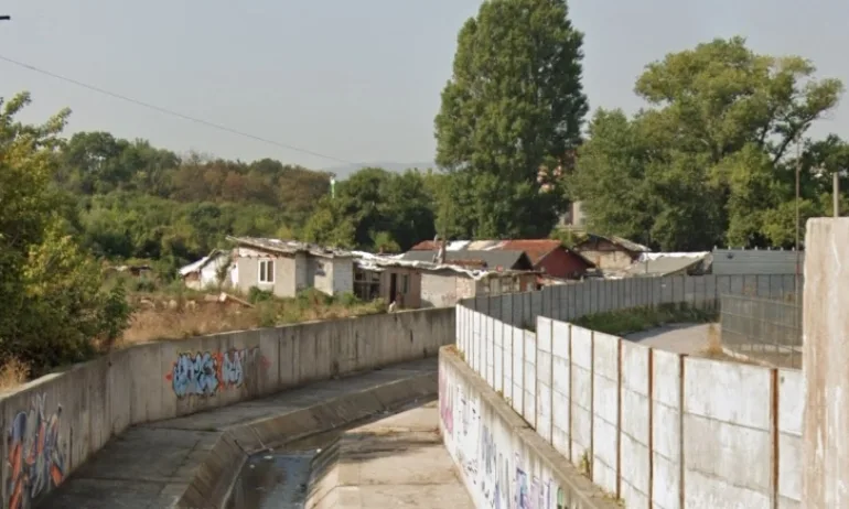 Ромският пастор на ПП зове всички софийски роми да излязат да защитят незаконен катун в Захарна фабрика - Tribune.bg