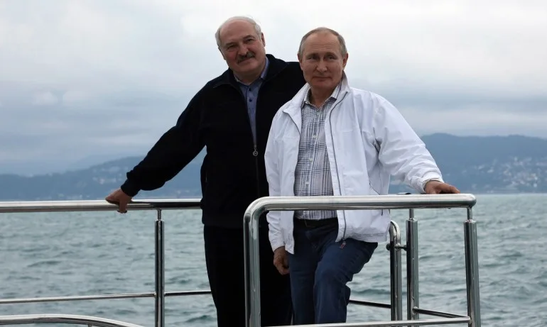 Путин и Лукашенко на разходка с корабче - Tribune.bg
