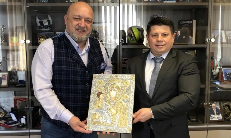 Министър Кралев проведе среща с председателя на БФ Бадминтон - Tribune.bg