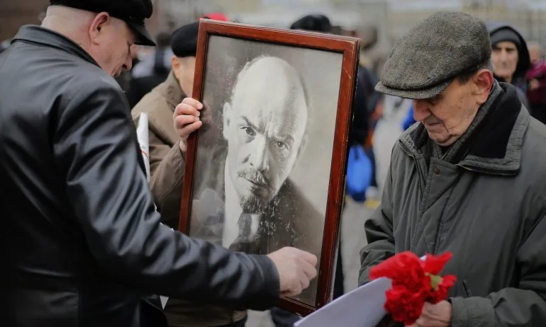 Мъж опита да съживи мумията на Ленин със зехтин - Tribune.bg