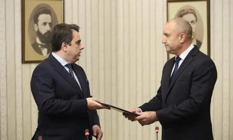 Василев върна празна папка на Радев, президентът ще забави връчването на втория мандат - Tribune.bg